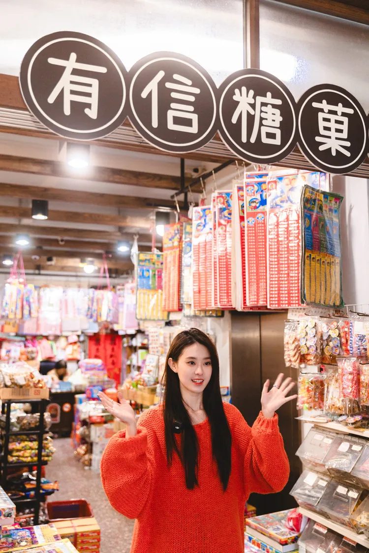 邱偲琹過年特地去古早味商行買童玩。偲語創意工作室提供