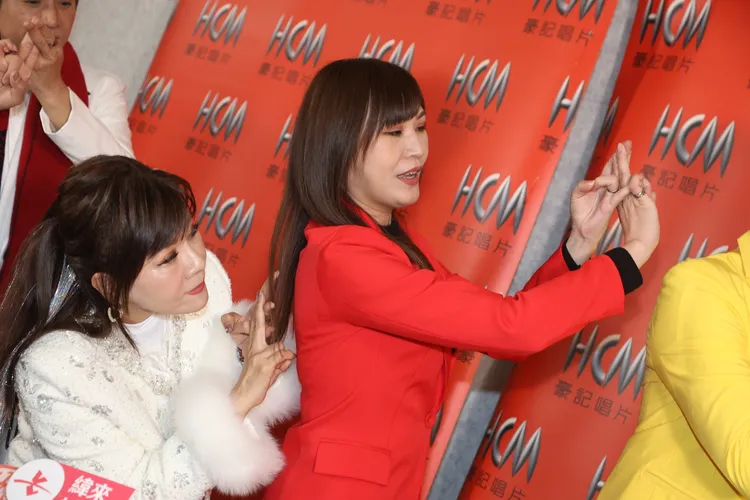 「仙界口譯姐」林琇琪教手勢防小人。彭欣偉攝