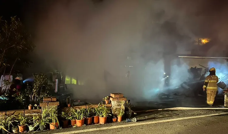 火警現場濃煙密布。民眾提供