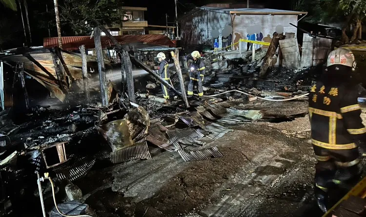 鐵平屋被燒毀一片焦黑。民眾提供