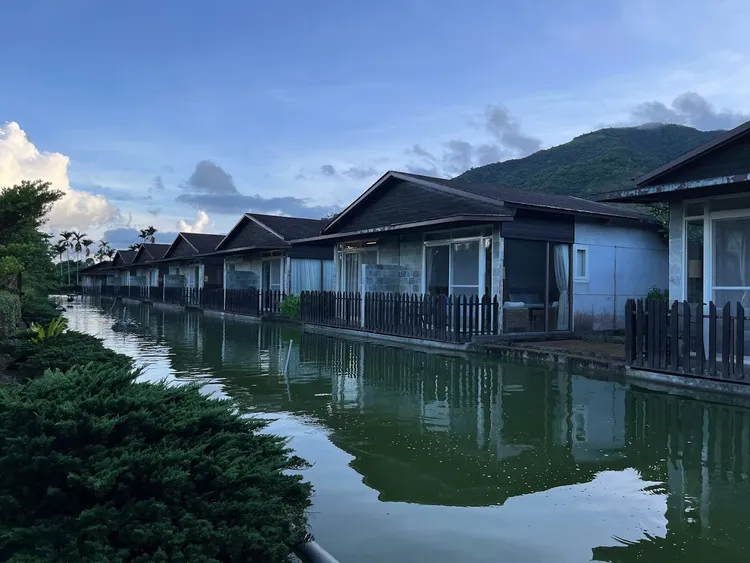 貳壹國際渡假山莊擴大營業遭縣府查獲挨罰。翻攝畫面