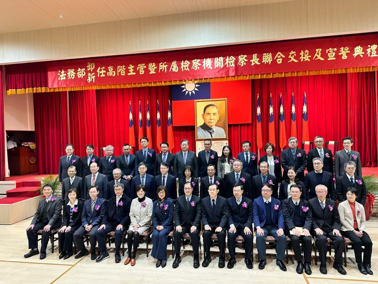 法務部今天上午舉行114年新卸任高階主管暨檢察長聯合交接及宣誓典禮，典禮結束後，部長鄭銘謙與所有首長、主管大合照。讀者提供