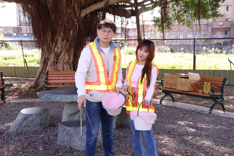 王宥忻（右）應北投稻香里里長陳健郎的邀請，出席於北投新興公園舉辦的清潔宣導活動。莊宗達攝