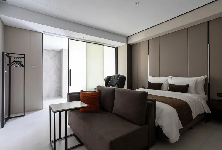 縵和旅居-歇雲雙人房備有智能按摩椅，入住旅客可在旅途過後，於客房享受專屬療癒，帶走一天的疲勞。業者提供