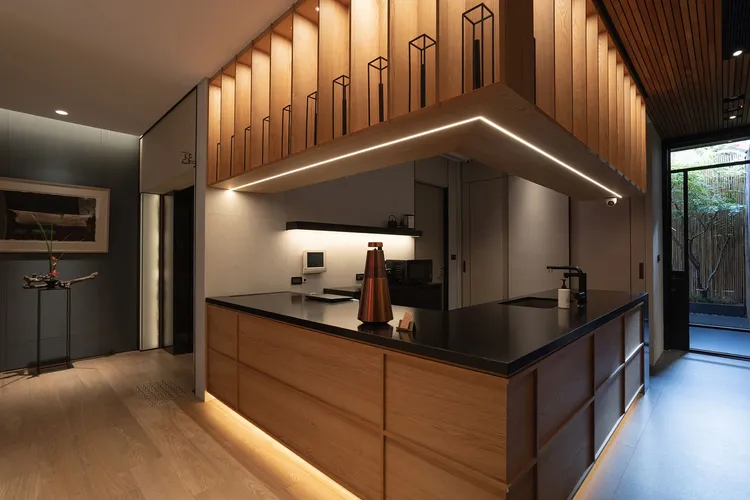 大廳接待處後的私藏一方綠意角落，別有洞天的戶外空間，更加深縵和旅居歲月靜好的氛圍感。業者提供