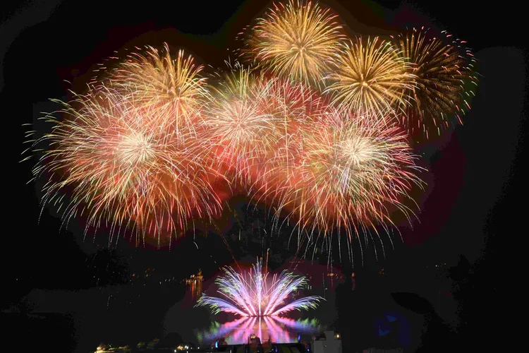 日月潭力麗溫德姆溫泉酒店定期舉辦音樂會，跨年夜更施放全台唯一雙煙火秀，讓旅客可於壯麗湖景與專屬湯泉中放鬆享受節日。業者提供