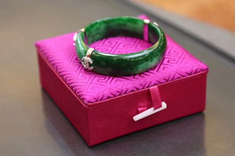 阿姑對這只楊貴妃玉鐲一見鍾情。彭欣偉攝