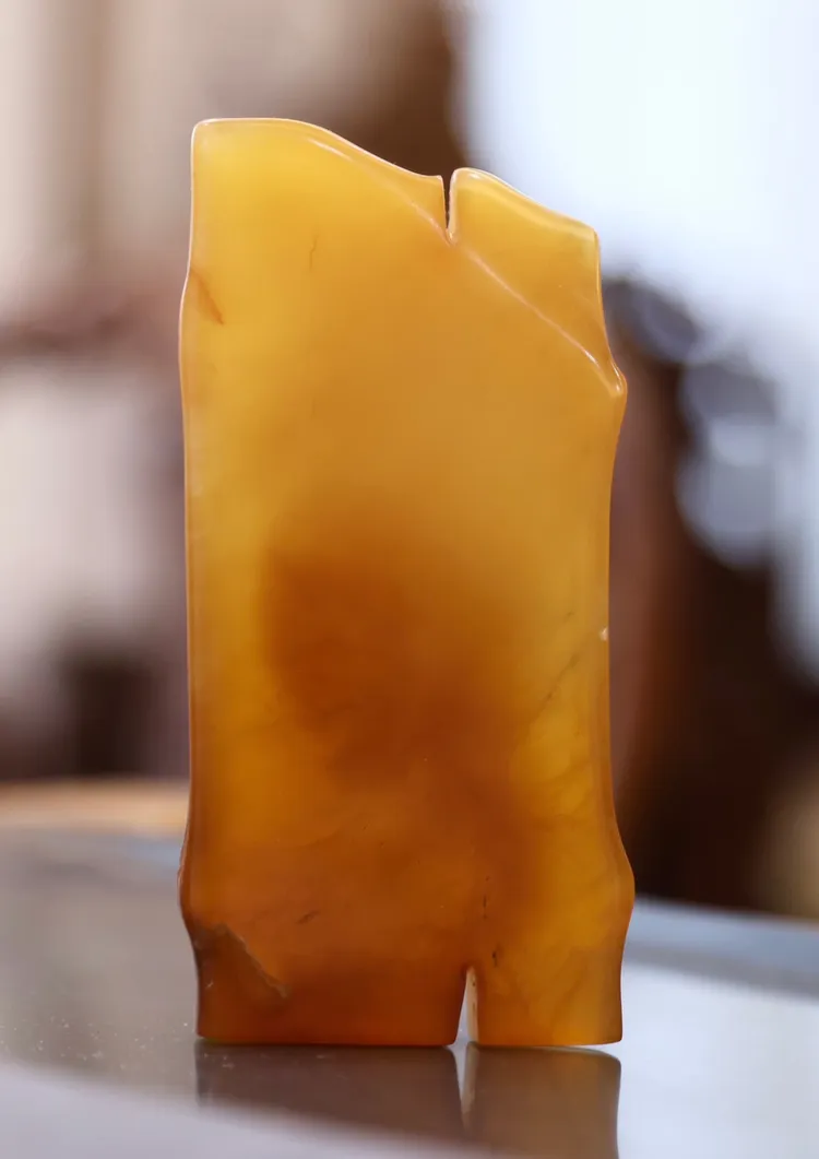 蘇東坡把玩的水坑黃凍，曾有行家估價值上億。彭欣偉攝