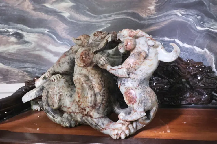 這尊石雕貔貅，中間是隻大貔貅前後兩隻小貔貅，阿姑感性說這象徵她和兩個兒子，就放在玄關迎賓。彭欣偉攝