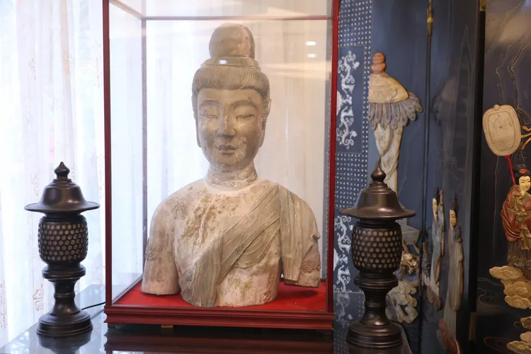 有些收藏品經行家鑑定是古文物，這尊佛像便是從魏晉南北朝流傳下來，阿姑考慮未來捐給故宮。彭欣偉攝