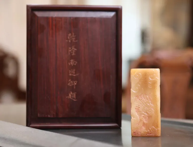 乾隆玉璽芙蓉石。阿姑笑言有幾位行家來鑑賞，一握住驚說有帝王之氣。彭欣偉攝 