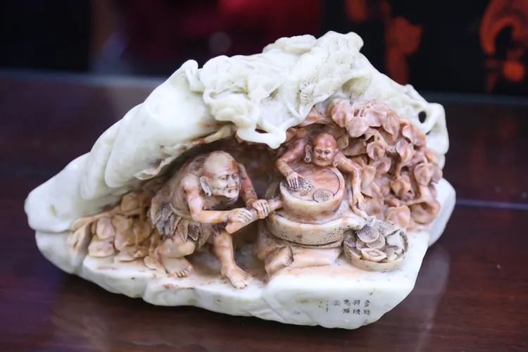 玉雕的「有錢能使鬼推磨」這作品是阿姑的心頭好。彭欣偉攝