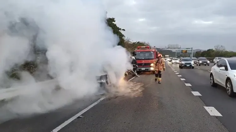 警消灌救。桃園市消防局提供
