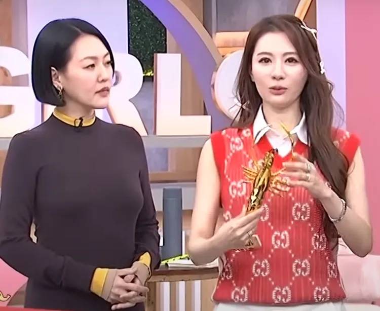 王瀅（右）上小S節目，2人不時鬥嘴。翻攝《小姐不熙娣》