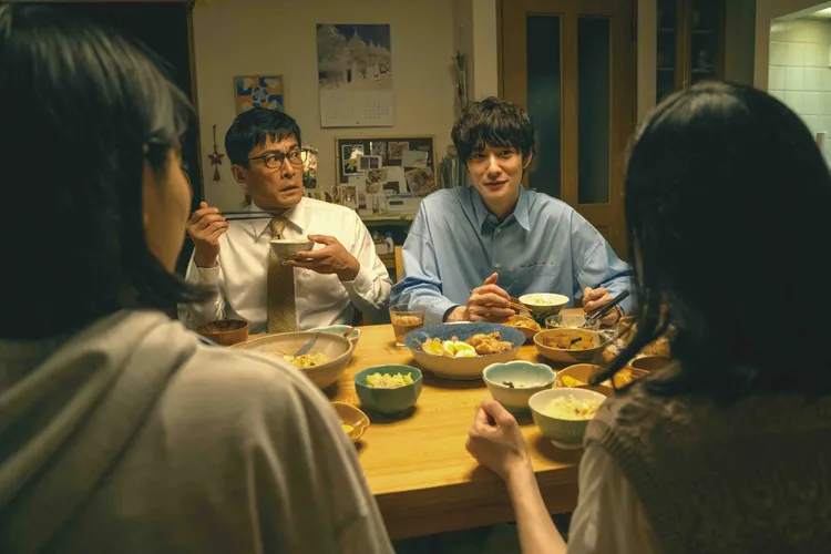 岡田將生（右）片中聯手內野聖陽以地面師進行詐騙。天馬行空提供