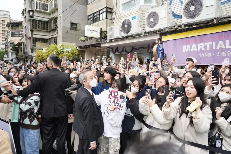 周遭幾滿千名粉絲。彭欣偉攝