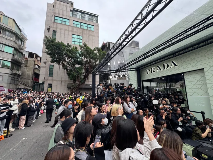 周遭幾滿千名粉絲。彭欣偉攝