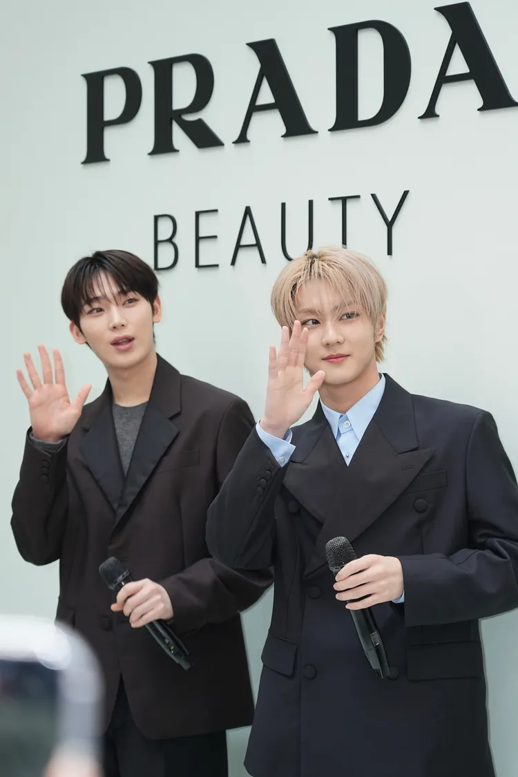 金善禹（左）與梁禎元（右）向周遭粉絲打遭乎。彭欣偉攝