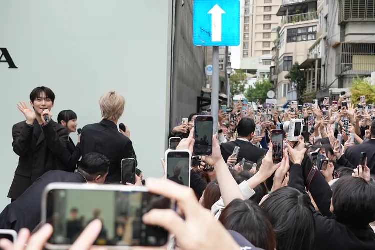 周遭幾滿千名粉絲。彭欣偉攝