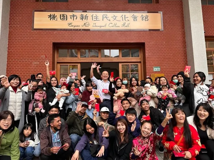 蘇俊賓與移工和新住民迎新春。桃園市府提供