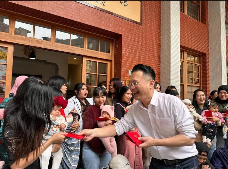 蘇俊賓發送開運紅包。桃園市府提供