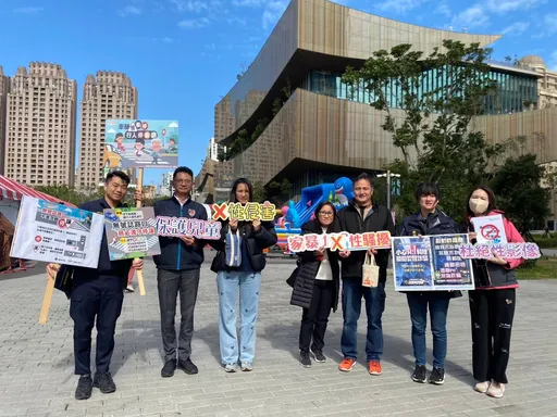 桃警結合年貨嘉年華廣送祝福紅包袋 宣導春節詐騙、交通及婦幼安全