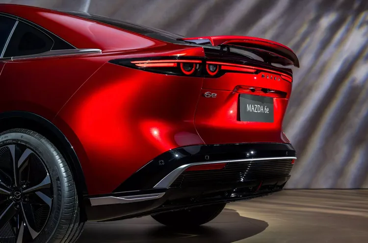Mazda 6e的車身設計充滿運動氣息，包括無框車窗、低矮的車頂曲線，以及可隨速度調整的主動式尾翼。原廠照片