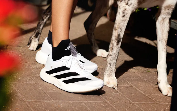 ADIZERO EVO SL以前掌上翹弧線設計帶來高效推進力。品牌提供