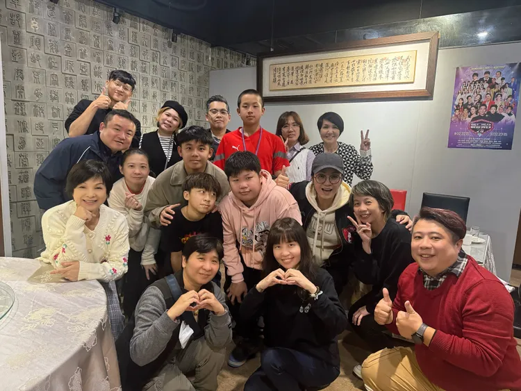 《老少女奇遇記2》日前與高知受訪者和其家人相聚圍爐提前過年。桂田文化藝術基金會、桂田文創提供