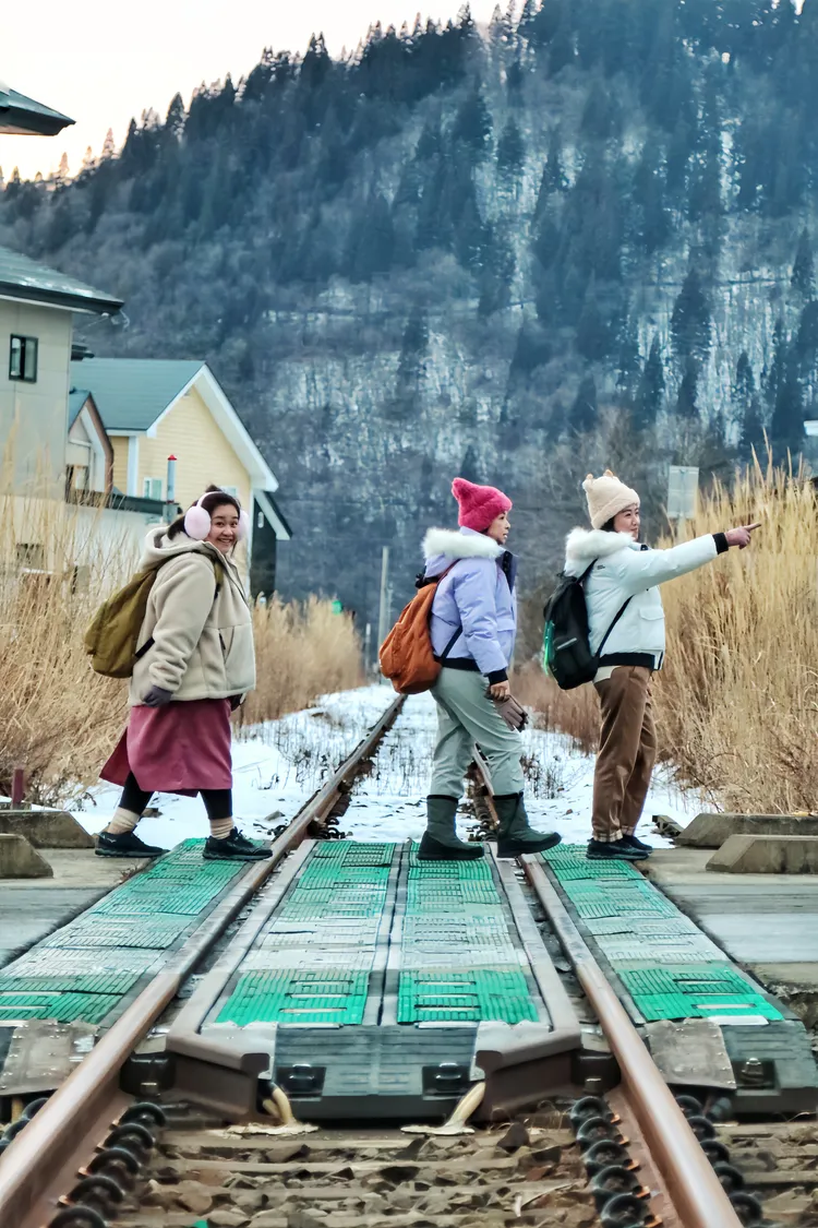 鍾欣凌（左起）、楊貴媚與嚴藝文採訪許多在日台人，拍攝過程已成為會互傳訊息的朋友。桂田文化藝術基金會、桂田文創提供