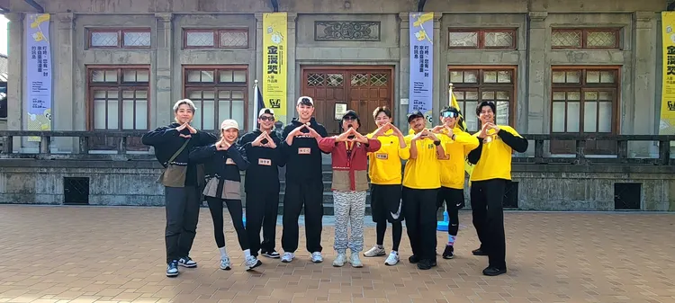 坤達（左起）、何美、陳傑憲、林安可、吳宗憲、郭俊麟、KID、陳冠宇、風田等出外景。《綜藝玩很大》提供