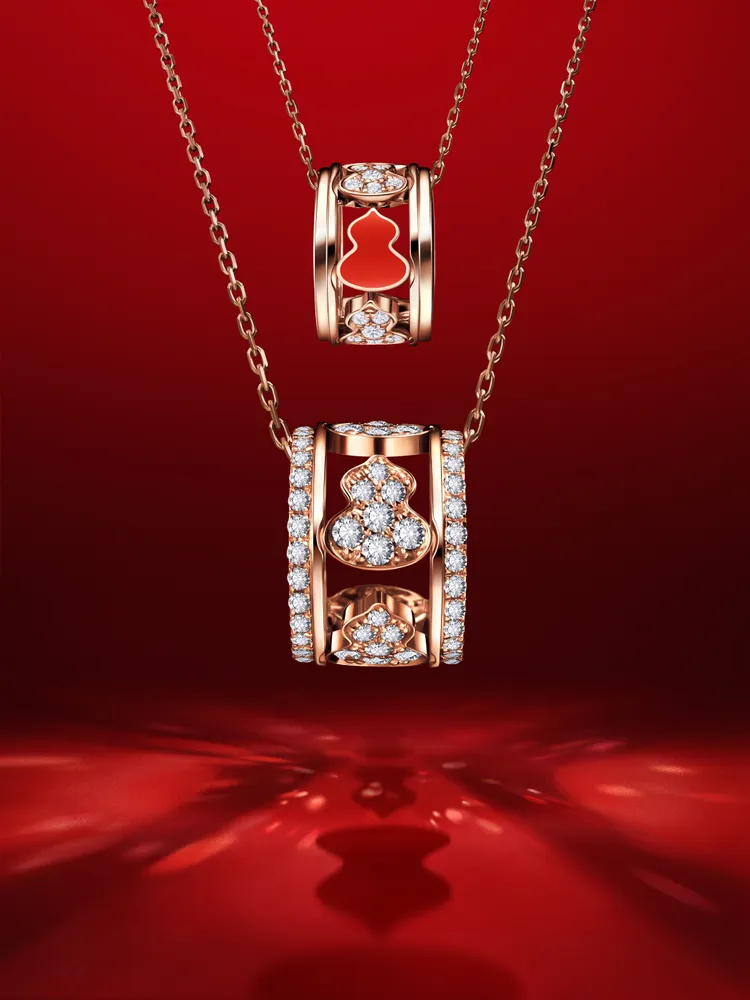 項鍊擁有鑲鑽Wulu以及以「Qeelin麒麟紅」點綴的HyCeram陶瓷Wulu。品牌提供