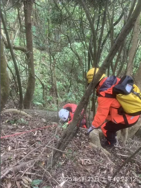 警消多次到山區搜索林葉亭父親。翻攝林葉亭IG