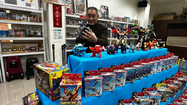 王高榮除了迴力車，還收集許多動畫周邊商品。民眾提供