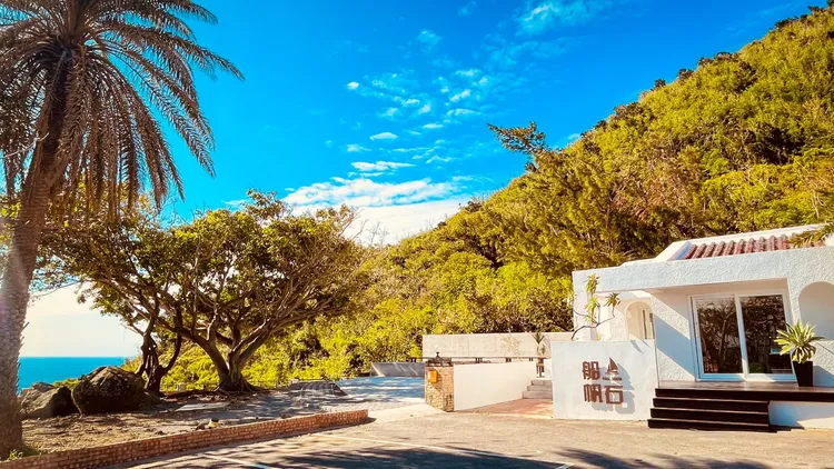 網美咖啡廳「船帆石No.1000」位於飯店Villa區入口處。福容集團提供