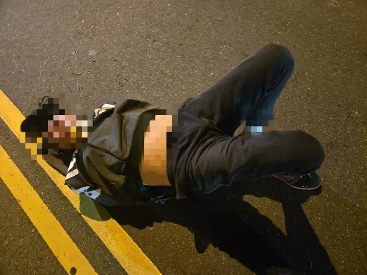 劉男泥醉倒在地上，臉部因此擦傷卻不願就醫。民眾提供