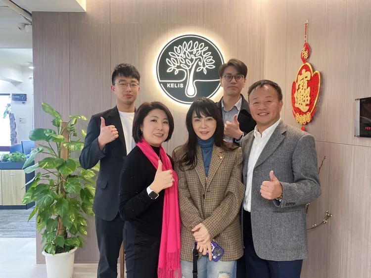 柴智屏（前排中）分享頭皮健康秘訣。BeautyAgent提供