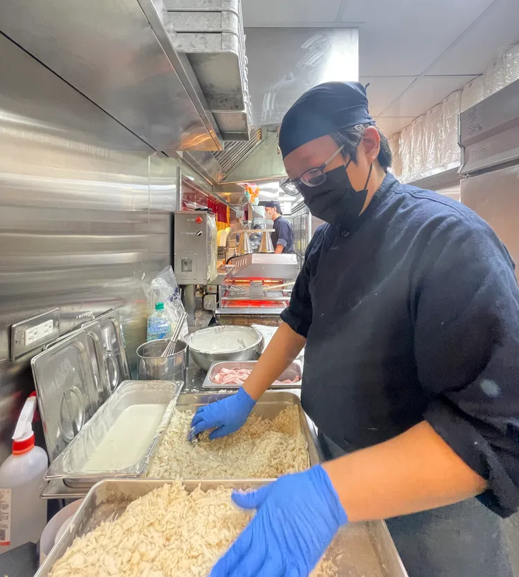 透過櫥窗可近距離感受「吉豚屋」嚴謹的餐點製作過程，展現店家對品質的高度信心。林浩昇攝