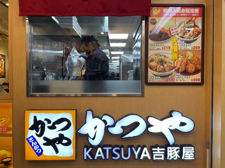 頂溪店於店門口特別設置了一扇觀景櫥窗，讓經過的消費者能近距離感受「看得安心，吃得放心」，如同「LiveShow實境展演」。林浩昇攝