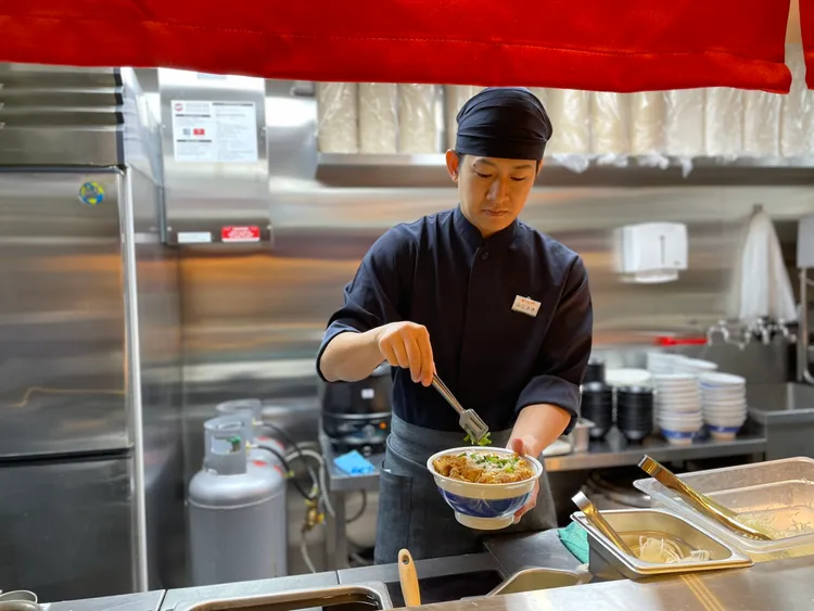 「吉豚屋」永和頂溪店開幕特別邀請「日本吉豚屋」的海外事業本部-藤崎圭人先生蒞臨，除展現十年淬鍊的料理技術，更代表了「日本吉豚屋」本社對於台灣市場的高度重視。林浩昇攝