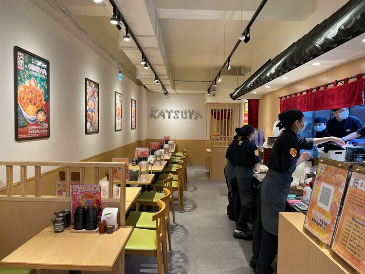 源自日本標準店鋪設計，帶來寬敞明亮的用餐空間。林浩昇攝