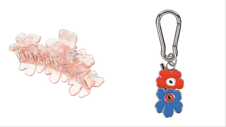 Marimekko天竺葵粉花朵長型髮飾（左）2190元、雙色Unikko游霓可花型吊飾登山釦鑰匙圈（右）1790元。品牌提供