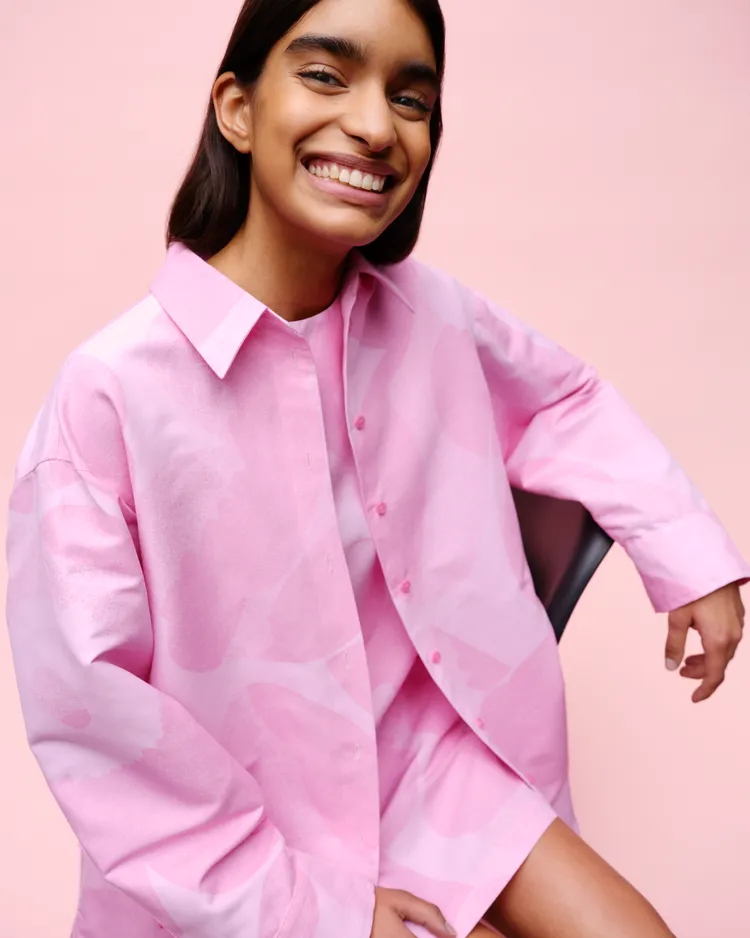 Marimekko將襯衫和洋裝上的Unikko游霓可印花藉由柔玫粉、天竺葵粉相互映襯。品牌提供