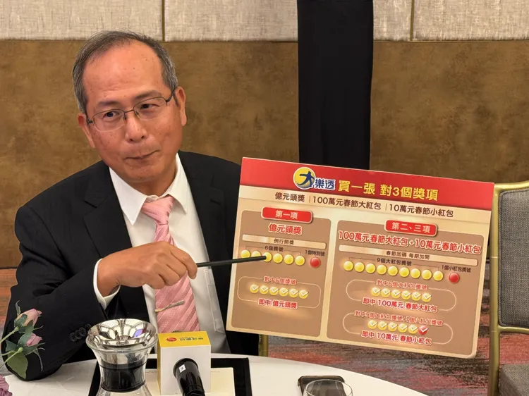 台彩公司總經理謝志宏說明大樂透買一張對3獎。記者張綵茜攝