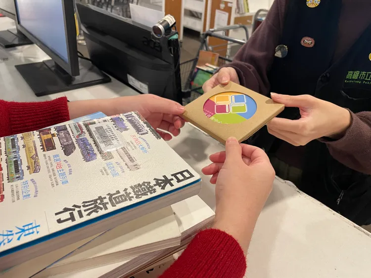 民眾只要現場使用「自助借書機」借閱實體書條碼號為「SRRC」開頭書籍，每10本可獲得禮品乙份，送完為止。翻攝畫面
