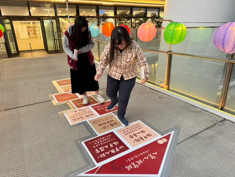 空橋上出現台文跳格子趣味布景，民眾穿梭空橋廊道時，可以學台語並重新體驗復古趣味。翻攝畫面