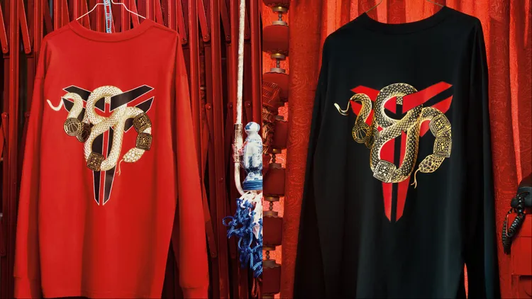 上衣背後的圖案為纏繞著5枚冠軍戒指的蛇。品牌提供