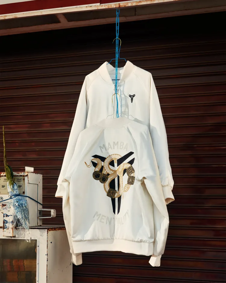 服飾類聚焦在以緞面材質製成的Kobe Bryant夾克外套。品牌提供
