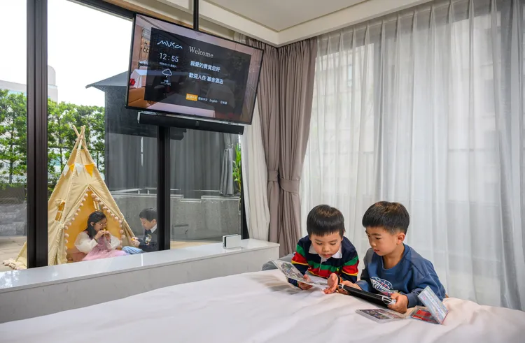 飯店提供親子最愛的Nintendo Switch遊戲機租借、多款瑪利歐及各式系列遊戲片等。台北慕舍提供