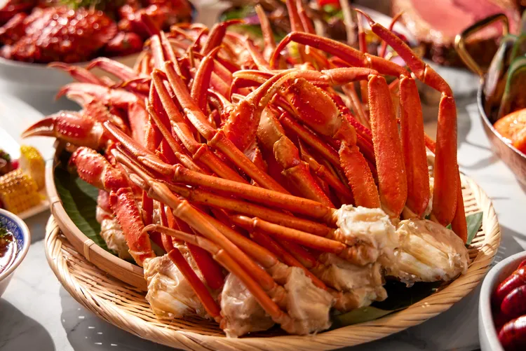 館內吃到飽餐廳「探索廚房」，期間無限供應松葉蟹等餐點。寒舍艾美提供